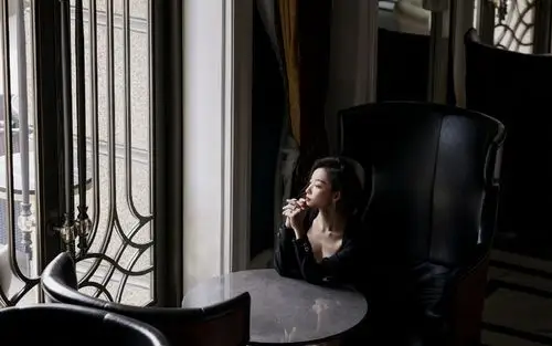 倪妮性感港风写真桌面壁纸