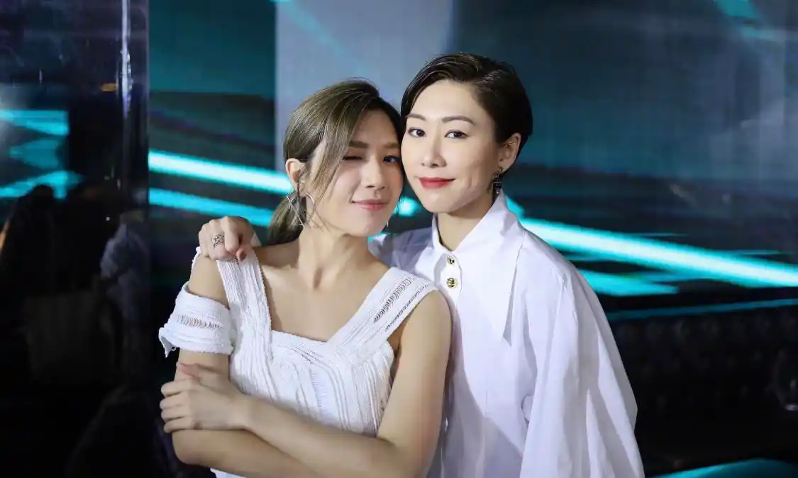 胡定欣晒瑜伽高难度动作网友盼有爱情滋润新剧与黄智雯携手