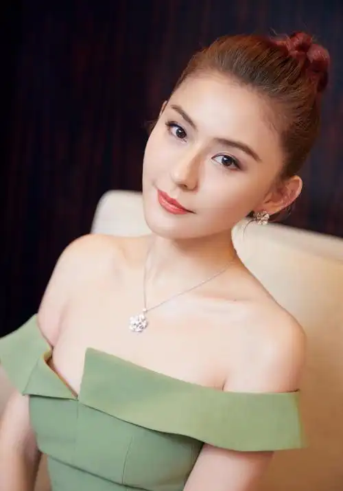 热依扎身材走样胖到认不出腿粗撑满宽松裤这尺寸网友看懵了