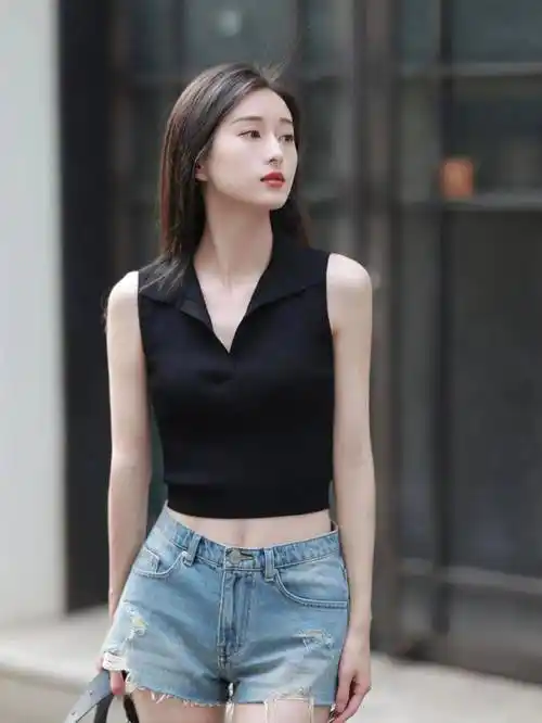 杨幂机场街拍美出圈!"背心"配"短裤",越简单越自在