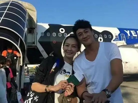 回顾何润东老婆林姵希:恋爱长跑9年始终默默陪伴,最终收获幸福