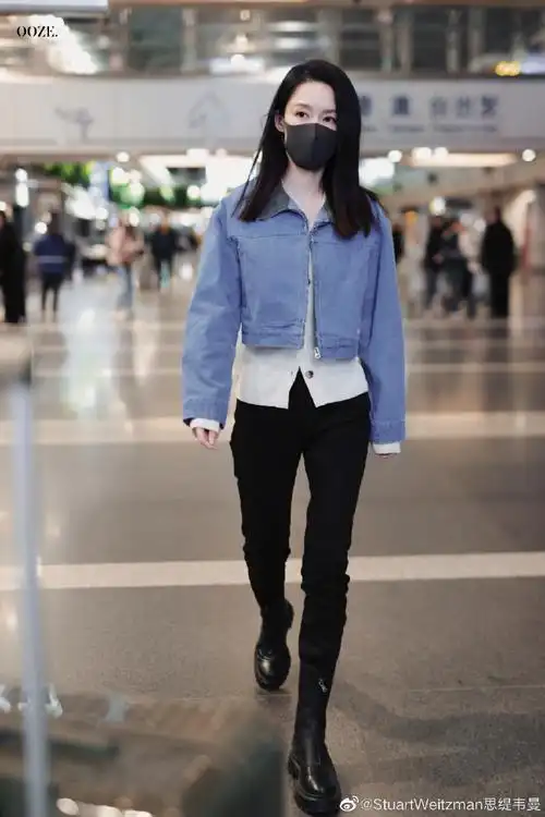 李沁以两款sw短靴率性演绎机场穿搭.