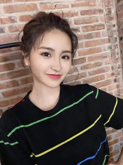 "172girls"金子涵走机场,印花黑t恤搭牛仔半裙,颜值太吸睛