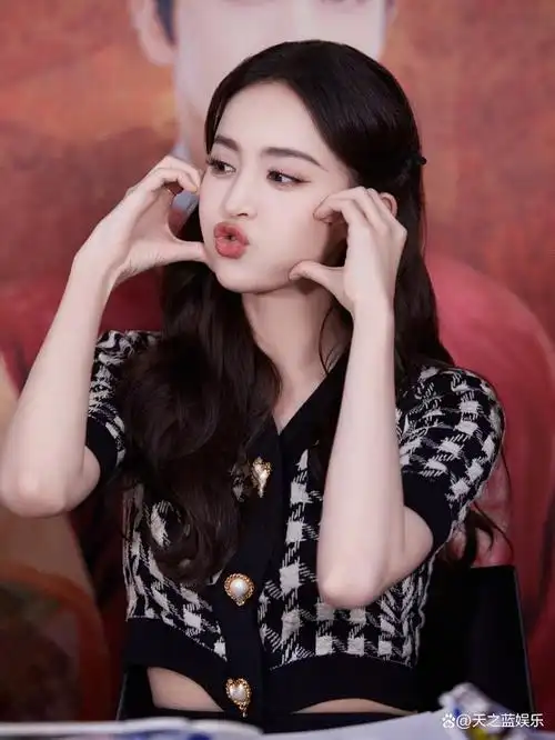 古力娜扎展露英姿飒爽,黑白千鸟格套装,时尚经典永不过时