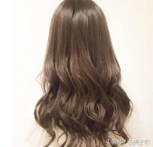 中长发发尾微微烫出波浪卷弧度出来简约优雅女人味十足,头发随意披散