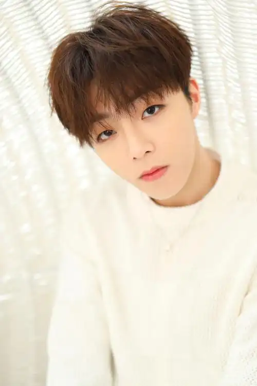 简介:陈立农纯白柔和帅气写真图片,分享一组陈立农