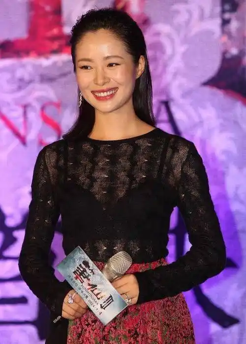 原创江一燕对身材有自信穿轻薄上衣秀内搭白皙肌肤一样惹人注意