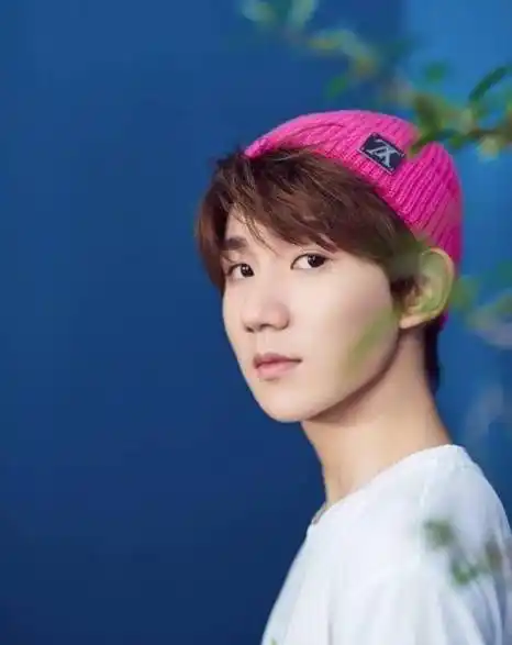 王源弟弟大热天戴顶红帽子_网友_造型_写真