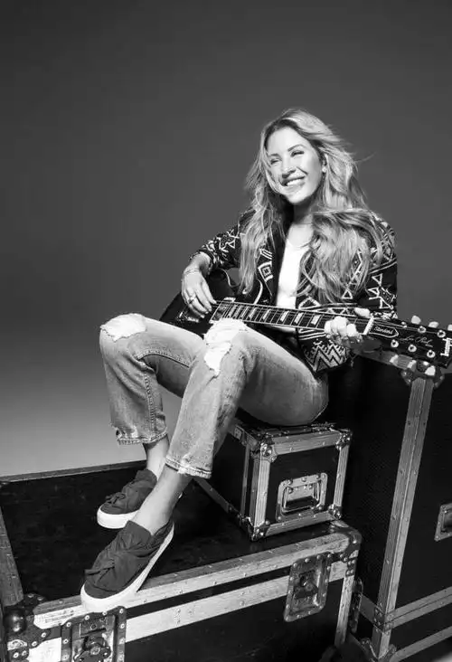 艾莉·古尔丁(ellie goulding)(2017)为 德希曼(deichmann)品牌拍摄的