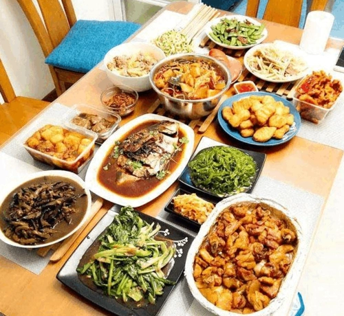 生日家里来了十几个朋友,老婆置办了这样一桌家常菜,这样的老婆