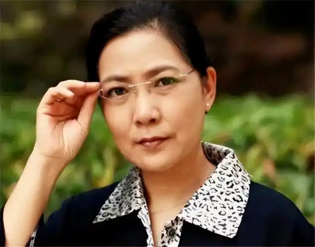 沈丹萍,一个年轻而坚强的女性,在1985年迎来了她一生中最重要的时刻.