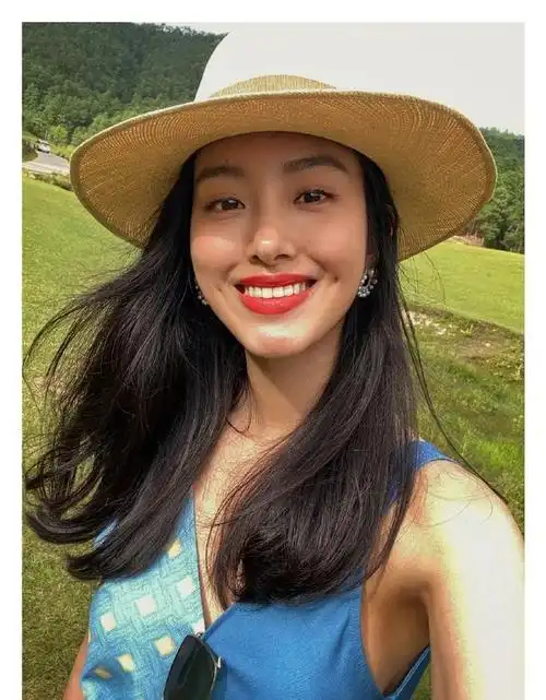 28岁杨采钰晒自拍,被指脸僵笑容太假,她怎么当上刘亦菲干妈的?