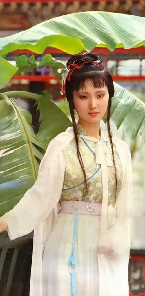 《红楼梦》里林黛玉可算得上一个才女,不仅熟读诗书,那琴棋书画也是样