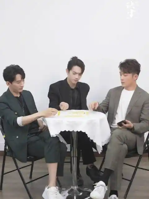 刘学义李泽锋许凯合照