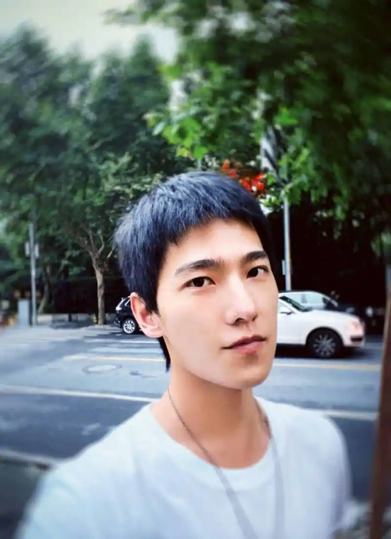 杨洋久违发自拍,再现半永久毛寸,粉丝却齐喊想要长发顺毛洋_短发_形象