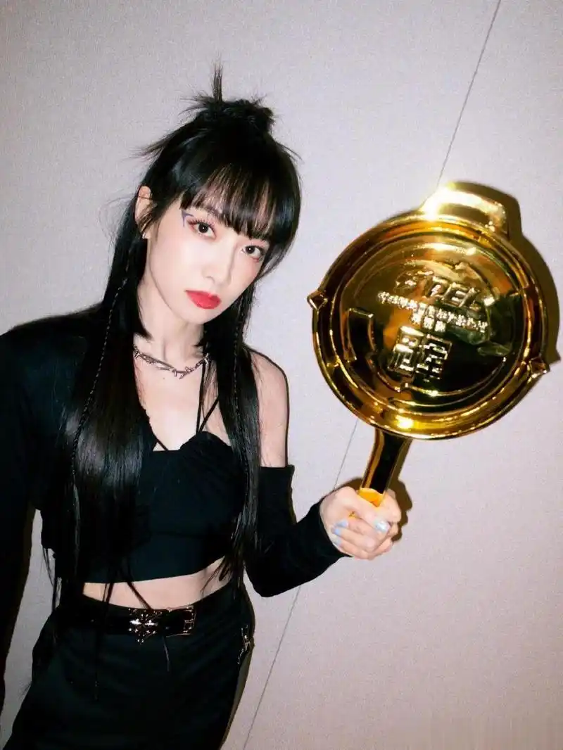 宋茜最新活动造型曝光,宋茜留齐刘海,扎长辫,穿黑色露脐装秒变辣妹