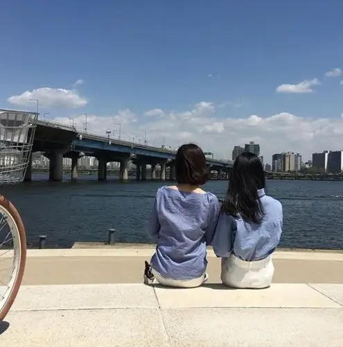 两人-背影照-选择好看的景色,两个人只有背景入镜,不用想表情要准备