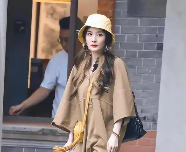 杨幂参加综艺高调炫富!在泥潭踩万元靴子不心疼,戴针织帽像18岁