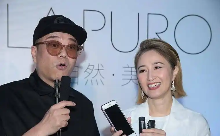 张家辉真有福气,老婆关咏荷年近60不显老,穿休闲长裙好温婉_风格_服饰