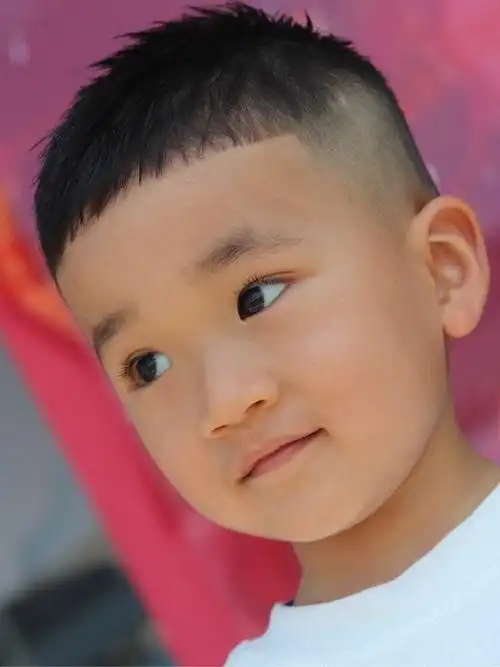 对于小男孩而言,选择一款适合自己的发型不仅能增添魅力,还能展示自信