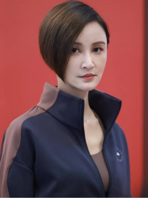 张歆艺出席fila品牌活动深色运动套装时尚利落