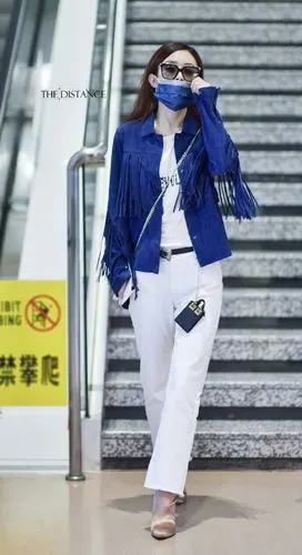 赵丽颖时尚机场穿搭,衣品也是逐渐在提高,个性又清纯的搭配范_新浪