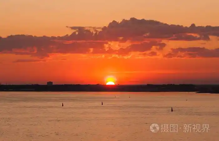 在地平线上的太阳