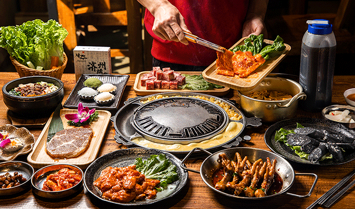 各类泡菜等小食作为辅助主要以猪五花,牛肉为主提起韩国料理,烤肉首当