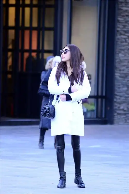 皮裤搭配长靴或者短靴,冬季的穿搭,可以有点不一样的感觉