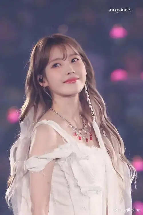 李知恩,在舞台上总是能够完美地诠释各种角色和风格