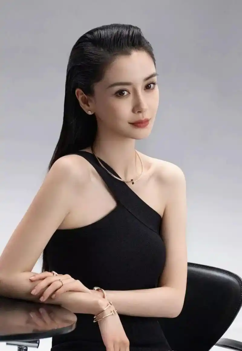 杨颖身穿黑色斜肩晚礼服长裙,简直是美得让人心动!