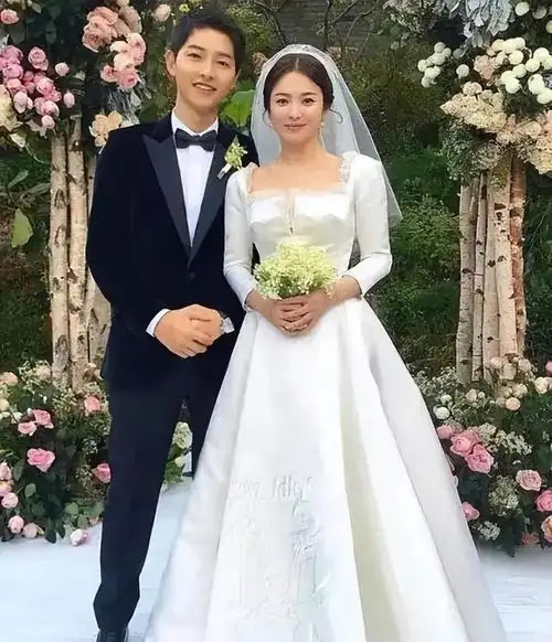 宋仲基公布新恋情!新女友为英国籍,女方孕相明显,疑似已有身孕_宋慧乔