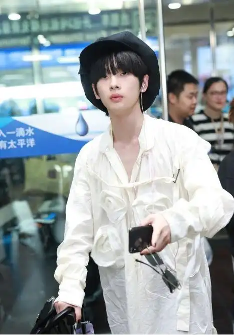 原创如愿以偿!周震南在服装上花心思,全网都是他花朵衬衫配皮鞋装扮