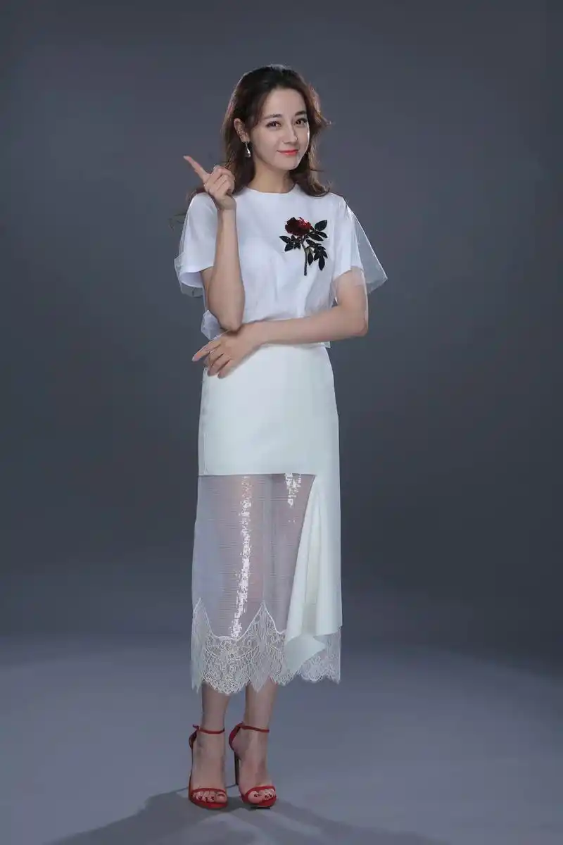 迪丽热巴穿t恤 半裙美出新高度!腿上的纱也挡得"刚刚好"