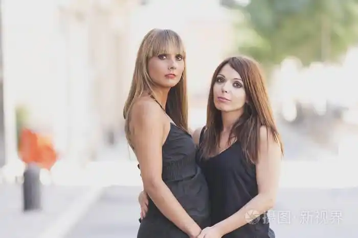 两个女朋友在城里玩得很开心