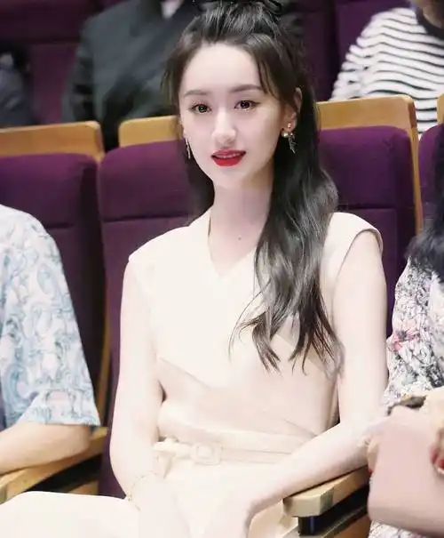 袁冰妍白色v领礼服红唇性感写真_袁冰妍_礼服_红唇