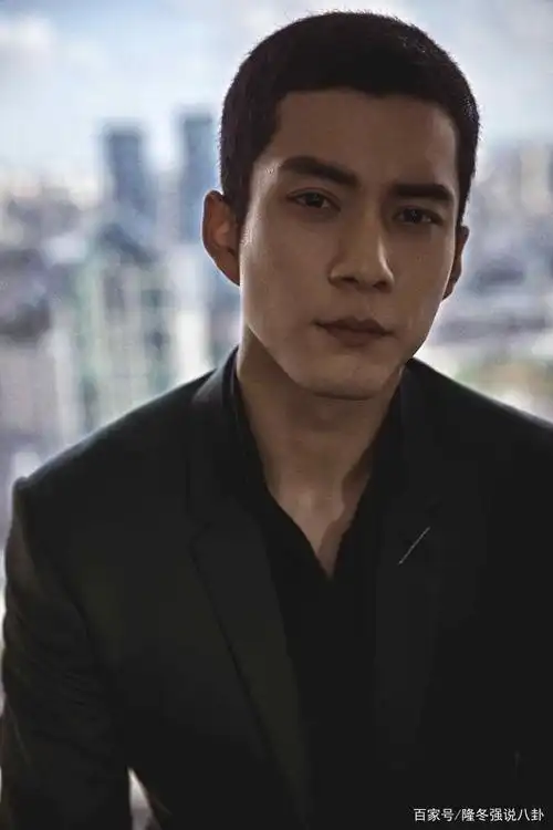 韩东君的身材还有颜值都是非常棒的,剪了寸头发型之后,颜值更是蹭蹭蹭