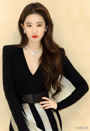 刘亦菲微胖的恰到好处!不管正面看还是背后看,腰臀比都很惊艳