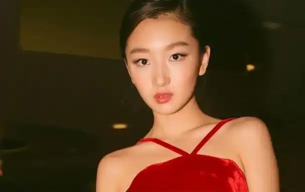 周冬雨的出道并不算早,但她却在短时间内迅速崭露头角,成为了一线女