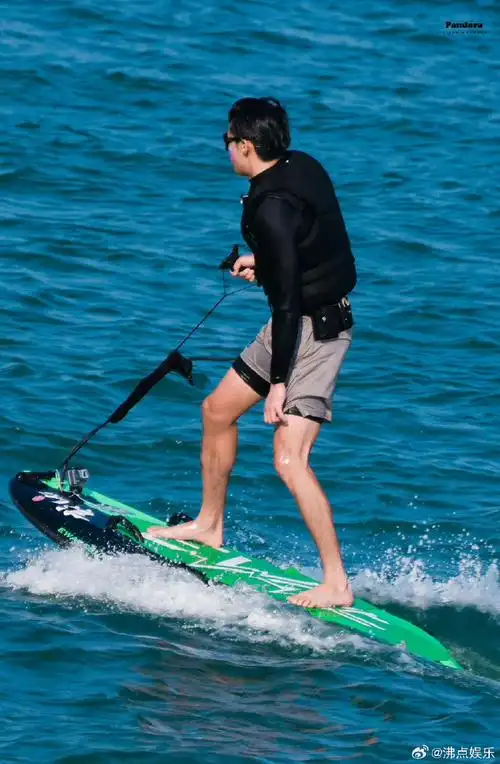 王鹤棣的脚42.5码#  王鹤棣脚好小,谁敢信他185.光脚丫真可爱.