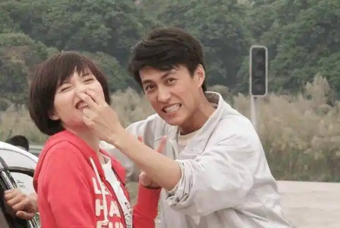 原创靳东的火辣爱情与大9岁江珊在一起5年转头娶二婚的李佳