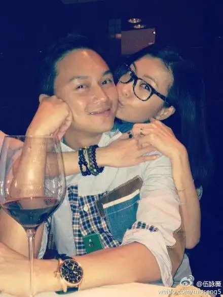 张智霖与妻友欢乐庆生 伍咏薇送吻(图)
