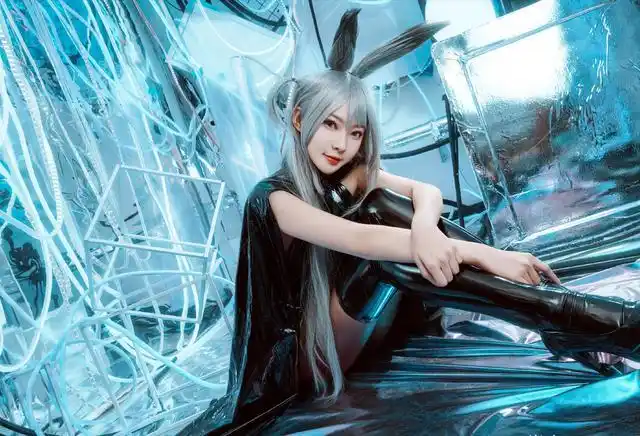 cosplay:穿黑色紧身皮衣配"黑丝"和高跟长筒靴的暴行,堪称是爆炸般的