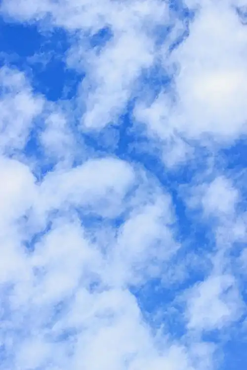 晴天多云的蓝色天空