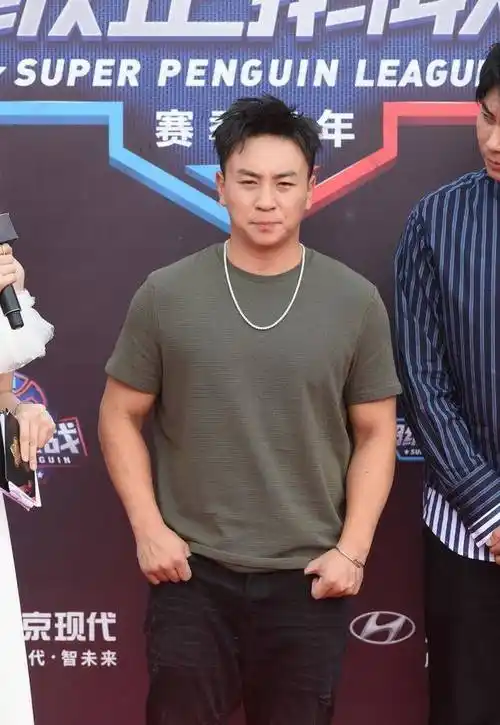 32岁童星释小龙近况,便利店选择困难症发作,身材发福打扮老派_什么