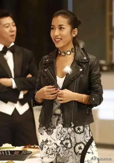 吉克隽逸——中国内地彝族流行乐女歌手