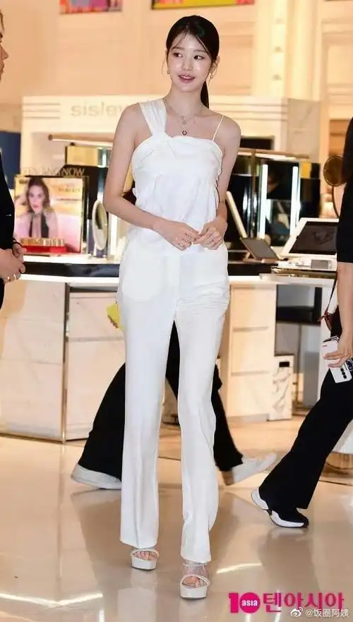 张元英的脚趾头##张元英是在用脚趾头打招呼吗