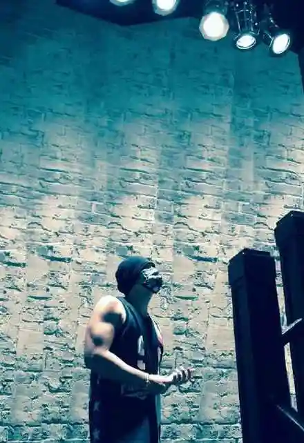 奶爸周杰伦秀健硕肌肉麒麟臂man爆