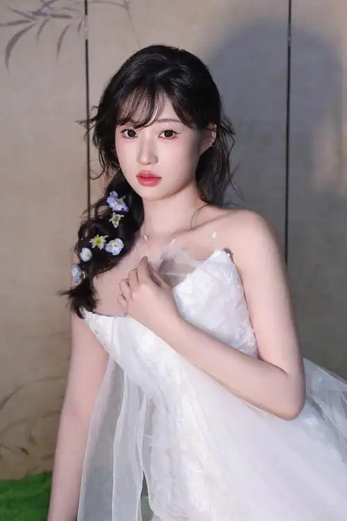 慵懒精致的麻花辫
点缀星星点点的花朵