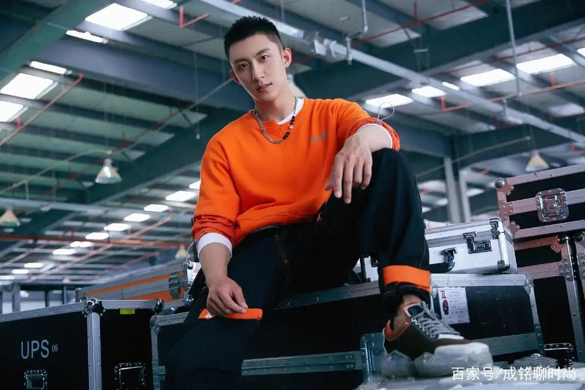 黄景瑜现身片场心情好,寸头搭配帅气潮服气场不减,时尚范依旧